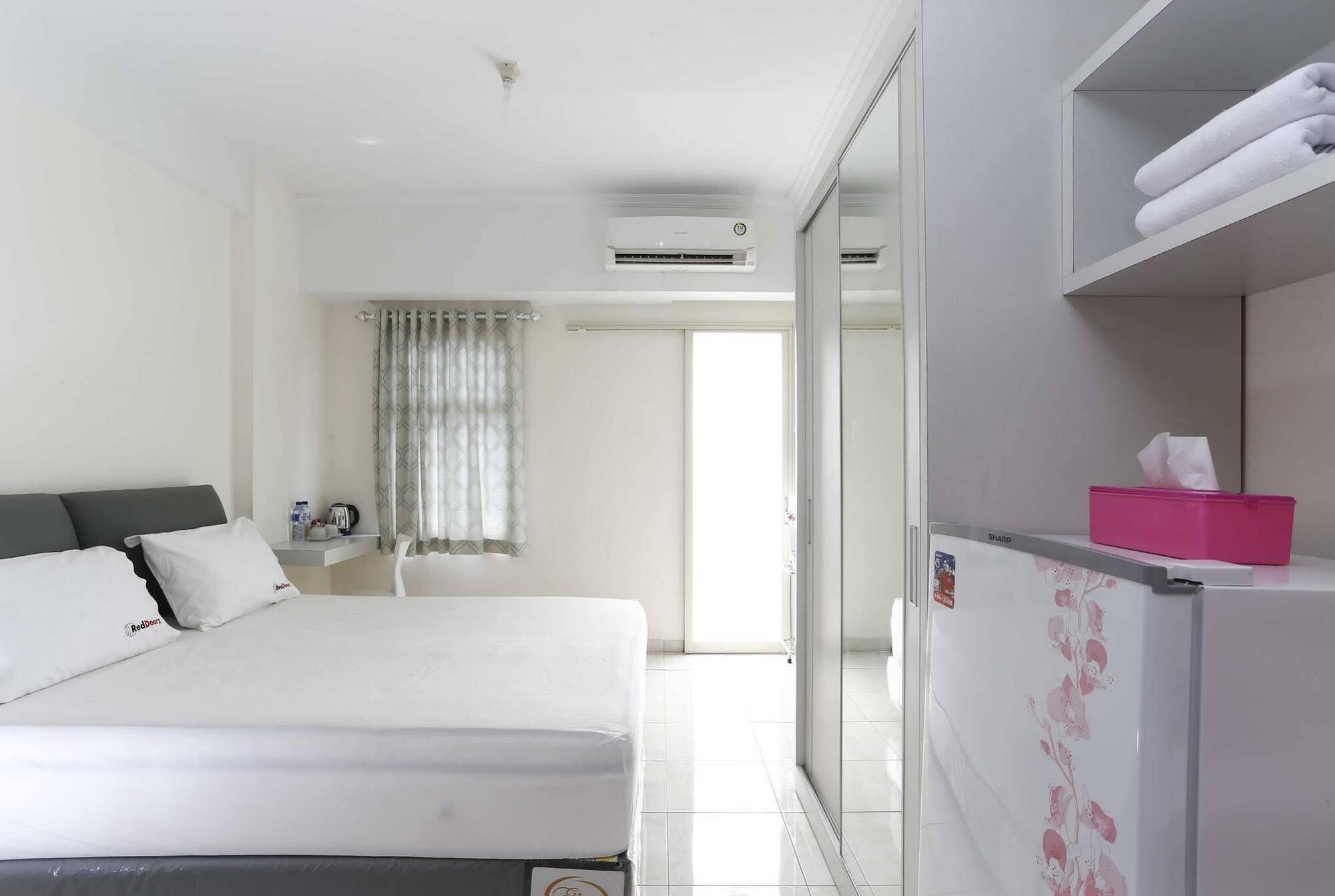 Reddoorz Apartment @ Margonda Residence Depok Esterno foto